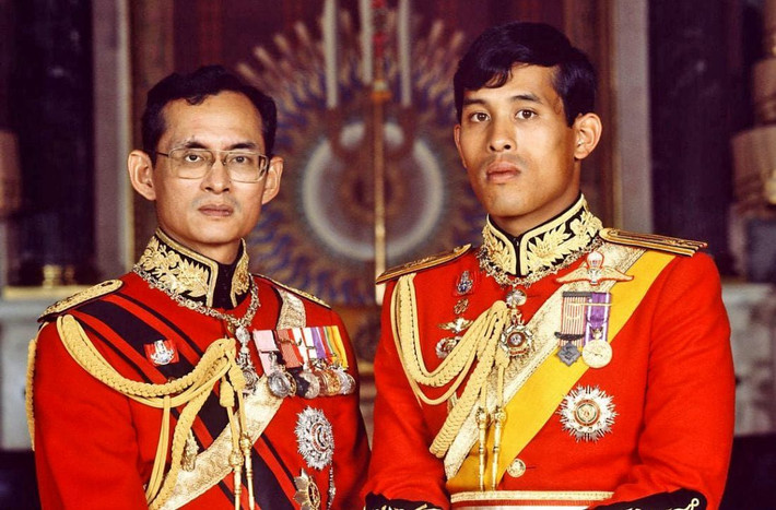 Sau khi Quốc vương Thái Lan Bhumibol qua đời năm 2016, Hoàng Thái tử Vajiralongkorn (phải) kế vị ngai vàng. Thông tin về Nhà vua Vajiralongkorn không nhiều bởi trước đó ông chủ yếu dành thời gian ở nước ngoài và hiếm khi trả lời phỏng vấn báo chí. Chính vì vậy, đời tư của vị vua này luôn thu hút sự quan tâm của dư luận. Ảnh: TT.