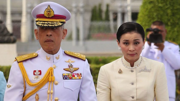 Cuộc sống hôn nhân của Nhà vua Thái Lan Vajiralongkorn là chủ đề tốn không ít giấy mực của báo giới nước này. Ông có 5 người vợ và tổng cộng 5 con trai, 2 con gái. Tuy nhiên, ông đã ly hôn ba người vợ đầu. Người vợ hiện tại của ông là Hoàng hậu Suthida (ảnh). Ảnh: LAT.