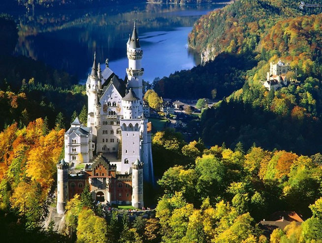 5. Bavaria (Đức): Mùa thu tại miền Nam nước Đức là sự hòa phối hài hòa giữa sắc màu rực rỡ của lá phong trên nền xanh thẳm của những ngọn núi cao chót vót