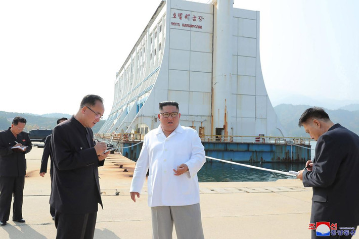 "Lãnh đạo Kim Jong-un đã chỉ thị phá bỏ những công trình xấu xí trên núi Kim Cương và xây lại các công trình hiện đại mới theo cách riêng của Triều Tiên, phù hợp với cảnh quan thiên nhiên của núi Kim Cương", KCNA trích dẫn chỉ đạo của ông Kim. Ảnh: KCNA.