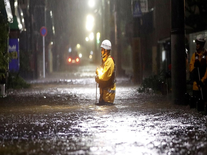 Nhiều người dân ở Tokyo đã đến các trung tâm sơ tán tạm thời để lánh nạn trước khi siêu bão Hagibis ập tới.