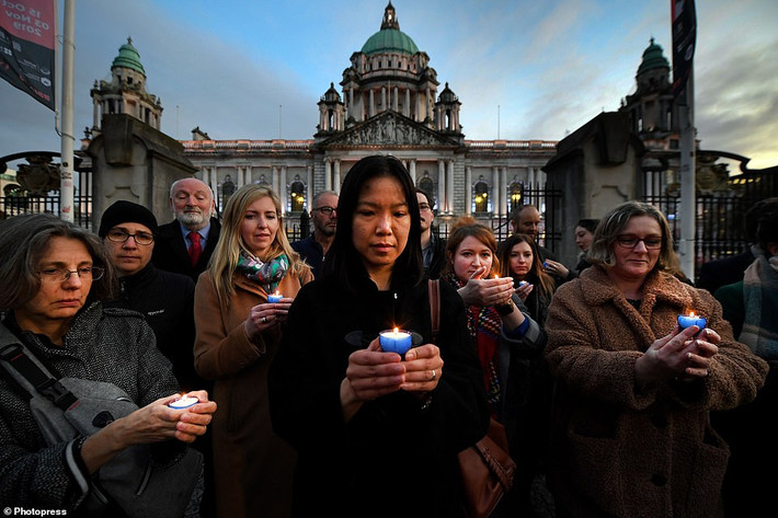 Tại Belfast, đông đảo người dân tập trung phía trước Tòa Thị chính trong một buổi lễ tưởng niệm.