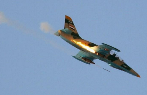 "Chiến đấu cơ Syria dội bom xuống thị trấn Kabani và các khu vực xung quanh, qua đó phá huỷ nhiều mục tiêu của lực lượng Đảng Hồi giáo Turkestan (TIP) và nhóm liên minh thánh chiến Hay'at Tahrir al-Sham (HTS)", một nguồn tin cho hay. Ảnh: TRT.
