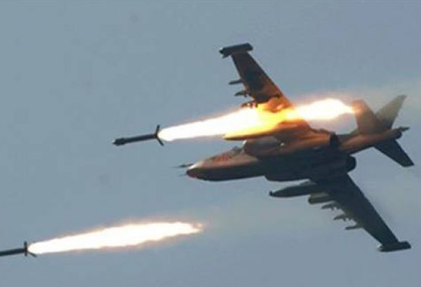 Trong diễn biến khác trên chiến trường Syria, Không quân nước này đã mở đợt oanh kích dữ dội nhằm vào các khu vực nằm dưới sự chiếm đóng của phiến quân ở vùng nông thôn phía đông bắc tỉnh Latakia. Ảnh: Al Manar.