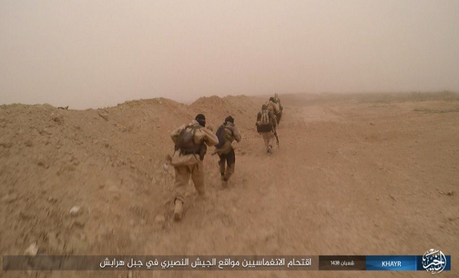 Theo một nguồn tin quân sự ở Palmyra, binh sĩ Syria đã tiêu diệt và làm bị thương nhiều chiến binh thánh chiến IS sau trận chiến kéo dài nhiều giờ đồng hồ, bảo vệ an toàn đoạn đường nối Al-Sukhnah với Deir Ezzor. Ảnh: AMN.