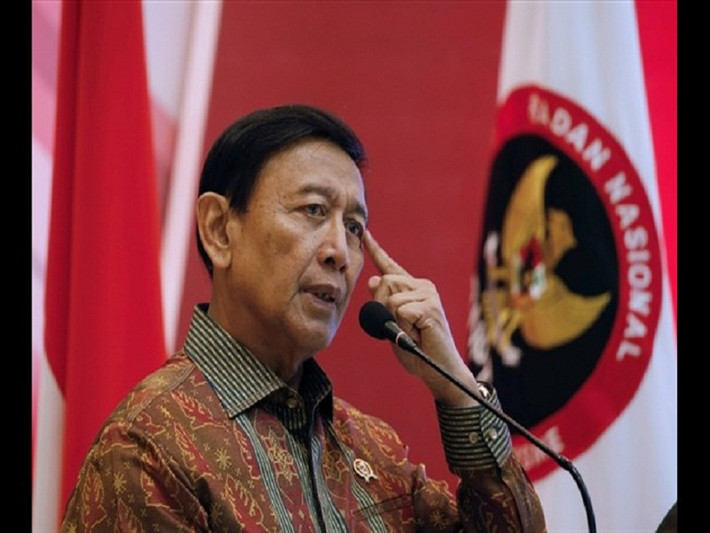 Vụ tấn công bằng dao khiến Bộ trưởng Wiranto bị thương và được đưa tới bệnh viện điều trị. Ngoài ra, một sĩ quan cảnh sát khác cũng bị thương. Ảnh: Reuters.