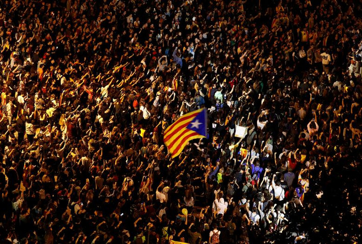 Theo The Guardian, bạo lực đường phố leo thang ở thành phố Barcelona những ngày qua trong cuộc biểu tình phản đối chính quyền Tây Ban Nha bỏ tù 9 nhà lãnh đạo phe ly khai của vùng tự trị Catalan. (Nguồn ảnh: Reuters)
