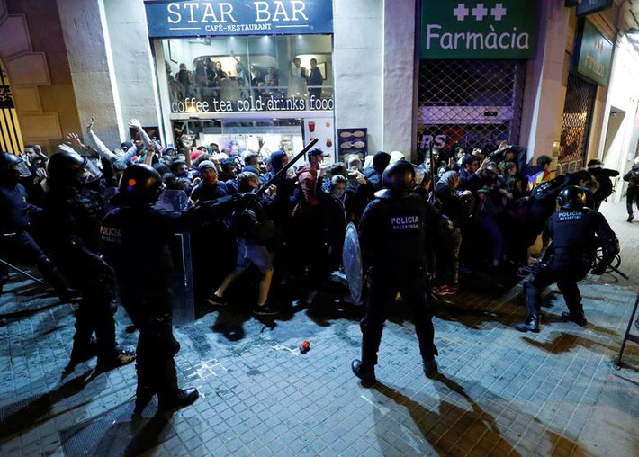 Đụng độ giữa cảnh sát và người biểu tình tại khu vực gần cơ quan nội vụ Catalan ở Barcelona ngày 16/10.