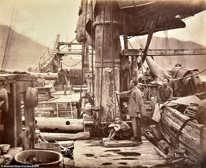 Một vài người dân địa phương trên con thuyền cũ kỹ.