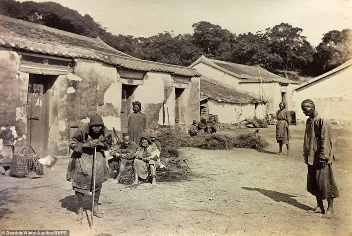 Những người dân địa phương bên ngoài nhà của họ trong ngôi làng ở Hong Kong hơn 100 năm trước. Được biết, chỉ vài nghìn người sống ở Hong Kong khi nơi này bắt đầu nằm dưới sự kiểm soát của Anh vào năm 1842. Dân số ở Hong Kong tăng dần tới gần 400 nghìn vào đầu thế kỷ 20 và hiện giờ là 7 triệu người vào thế kỷ 21. Hong Kong được Anh trao trả cho Trung Quốc vào năm 1997.