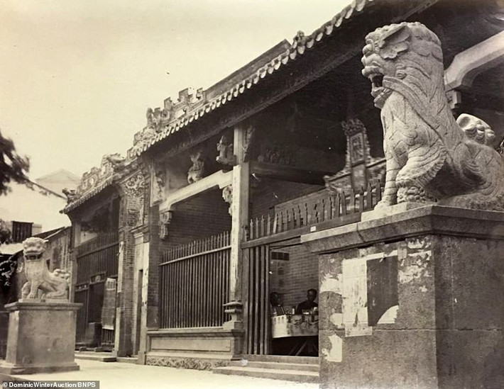 Một ngôi đền trên đảo Hong Kong thời còn thuộc Anh.