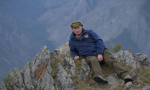 Theo phát ngôn viên Điện Kremlin Dmitry Peskov, ông Putin đã đi bộ qua những ngọn núi và chiêm ngưỡng phong cảnh thiên nhiên cùng với Bộ trưởng Quốc phòng Sergey Shoigu.