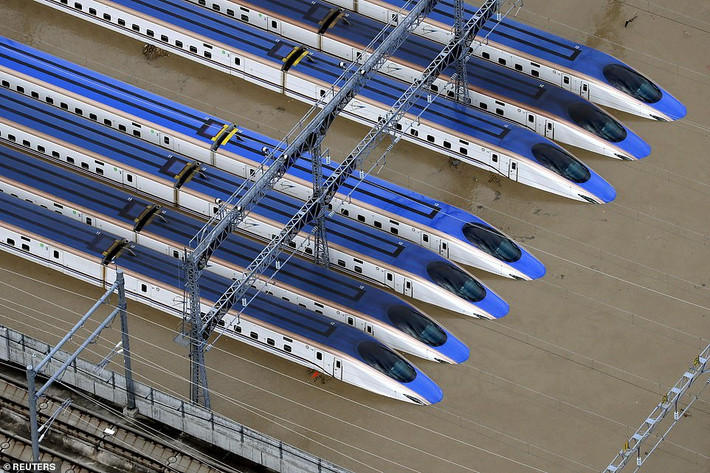 Tàu Shinkansen ngập trong biển nước tại một bãi đậu ở Nagano.