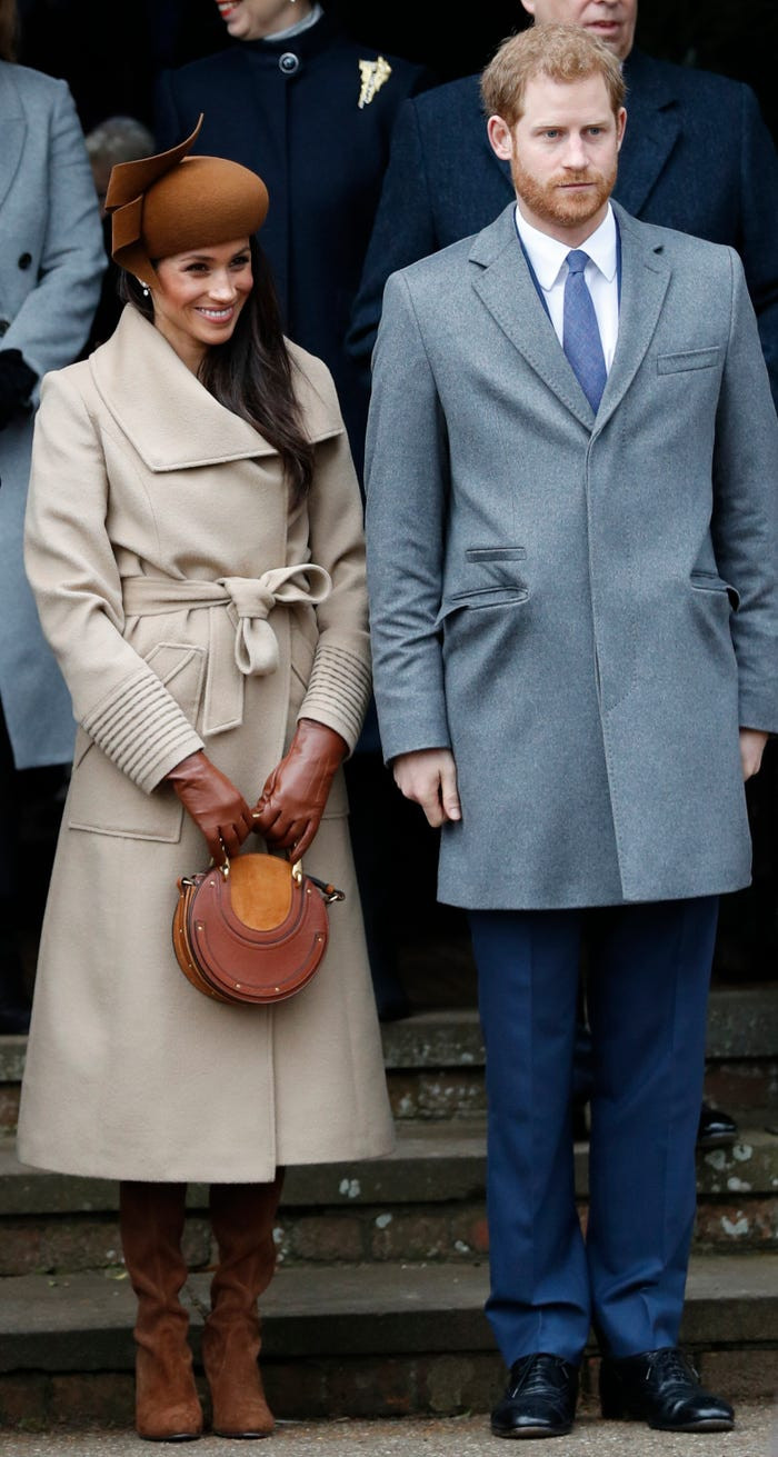 Meghan Markle cười tươi khi đứng cạnh Hoàng tử Harry bên ngoài một nhà thờ trong ngày lễ Giáng sinh năm 2017.