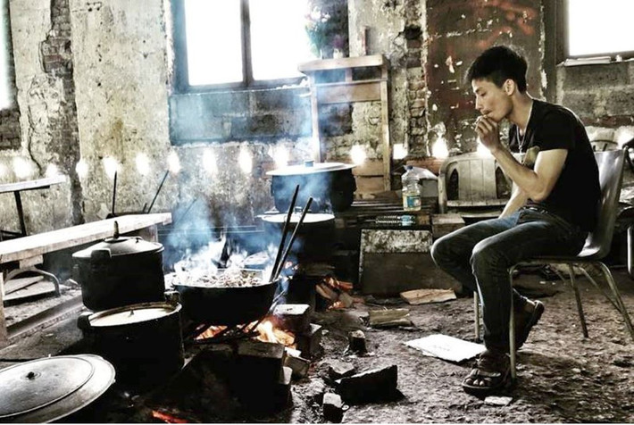 Một thanh niên đến từ Hà Tĩnh. Các chuyên gia, bà Vũ và bà Loan, ghi nhận số người vượt biên sang Anh từ tỉnh Hà Tĩnh tăng nhiều trong năm 2017. Ảnh: Mimi Vũ.