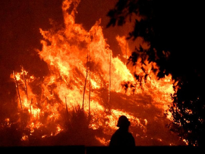 Theo Time, nhiều đám cháy rừng đang hoành hành California, trong đó Saddleridge ở Los Angeles là đám cháy dữ dội nhất khi thiêu rụi hơn 3.000 ha đất rừng, tính đến sáng 13/10. (Nguồn ảnh: Reuters)