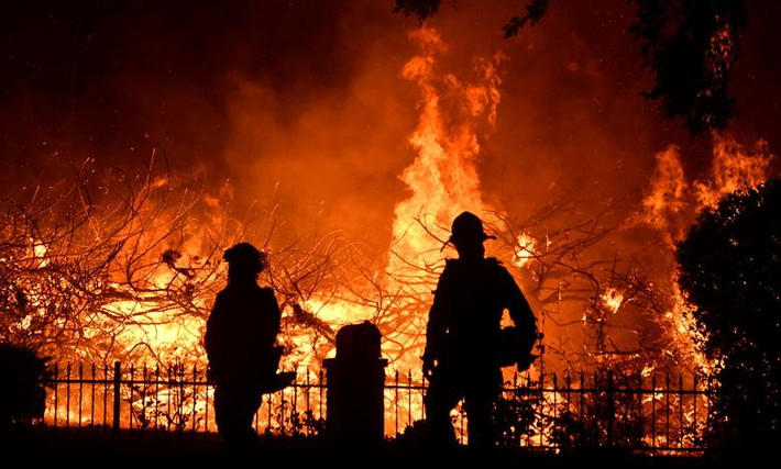 Phát ngôn viên Sở cứu hỏa Los Angeles xác nhận một người đàn ông đã tử vong khi được đưa tới bệnh viện. Ngoài ra, ba lính cứu hỏa bị thương và 21 tòa nhà bị phá hủy do cháy rừng.
