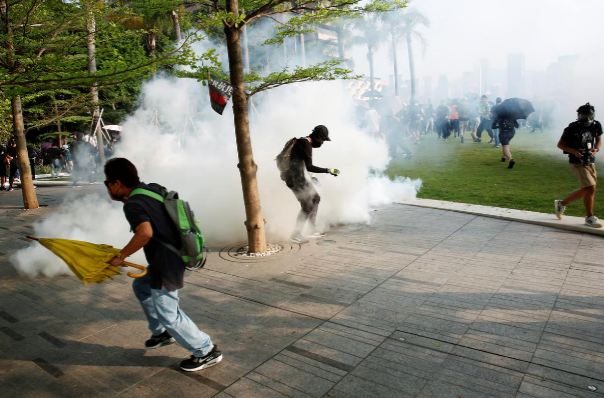 Trước đó cùng ngày, Hong Kong thông báo kế hoạch thuê lại khoảng 1.000 cảnh sát về hưu để chia sẻ bớt áp lực cho lực lượng cảnh sát hiện tại, sau 4 tháng liên tục đối phó với các cuộc biểu tình. Theo South China Morning Post, cảnh sát đã bắt giữ khoảng 2.700 người biểu tình.