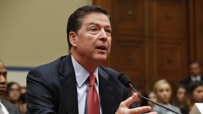 Được biết, ông Comey trở thành tâm điểm chú ý kể từ cuộc điều tra liên quan đến bê bối sử dụng thư điện tử cá nhân cho mục đích công vụ của cựu Ngoại trưởng Hillary Clinton - ứng viên Tổng thống Mỹ đại diện cho Đảng Dân chủ năm 2016. Ảnh: NPR.