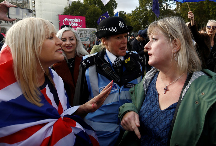 Tuy nhiên, ngày 20/10, Thủ tướng Johnson đã gửi thư tới EU yêu cầu gia hạn Brexit thêm 3 tháng nhưng ông cũng gửi một lá thư nêu rõ đây không phải mong muốn của bản thân ông mà là yêu cầu "sai lầm" của Hạ viện.
