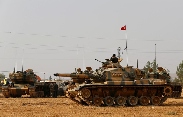 Các binh sĩ Quân đội Syria có mặt gần hiện trường vụ tấn công cho biết thêm, Lực lượng Vũ trang Thổ Nhĩ Kỳ liên tiếp nã pháo về tuyến phòng thủ của YPG ở Tal Rifa’at, Mennagh, và Hirbal. Ảnh: Reuters.