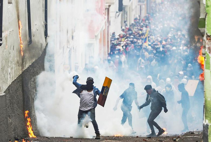 Một người biểu tình ném lựu đạn hơi cay về phía lực lượng an ninh ở Quito, Ecuador, ngày 9/10.