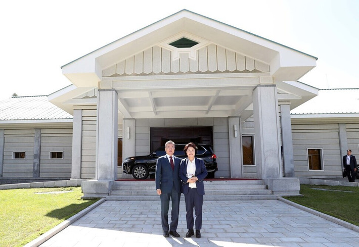 Tổng thống Hàn Quốc khi đó là ông Moon Jae-in và phu nhân Kim Jung-sook đứng bên ngoài một khách sạn ở Samjiyon vào ngày 20/9/2018.