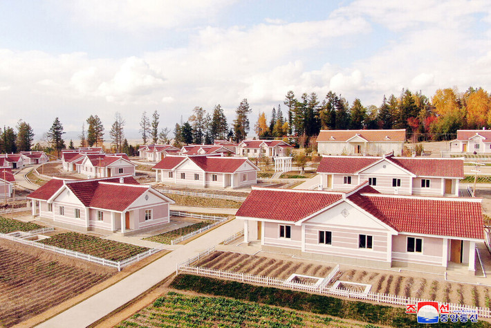 Thành phố Samjiyon, nằm dưới chân núi Paektu, thuộc tỉnh Ryanggang. Dự án phát triển Samjiyon đầu tiên được tiến hành vào năm 1968.