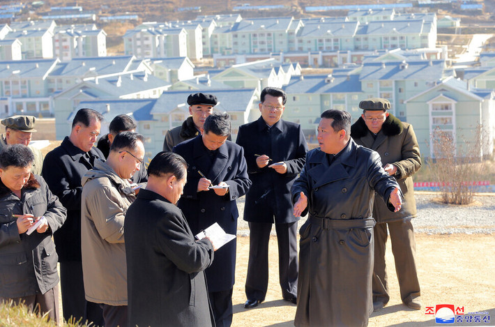 Nhà lãnh đạo Triều Tiên Kim Jong-un trong chuyến thăm Samjiyon nhiều năm trước để kiểm tra quá trình xây dựng thành phố.