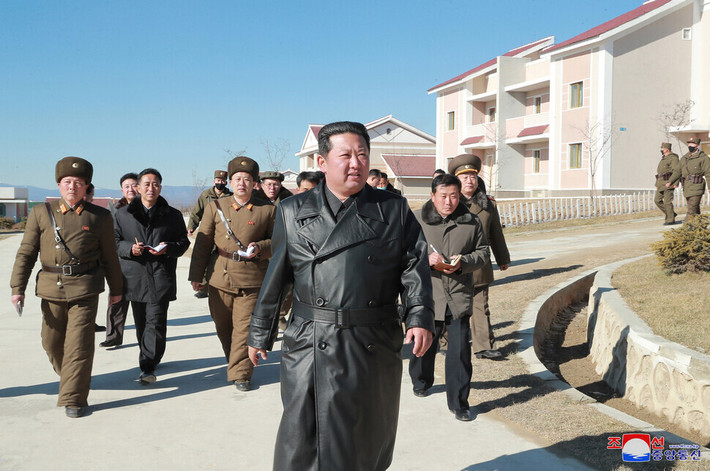 Hình ảnh nhà lãnh đạo Kim Jong Un thị sát các công trường xây dựng ở Samjiyon, Triều Tiên, nhiều năm trước.