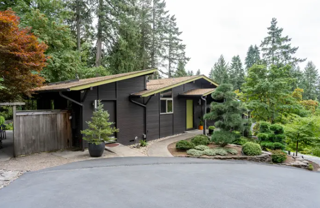 Họ đã mua chung lô đất rộng 1 mẫu Anh ở ngoại ô Portland, bang Oregon, rồi thuê kiến trúc sư Storrs về thiết kế. Trong ảnh là lối vào một trong những ngôi nhà ở Storrs Quadrant.