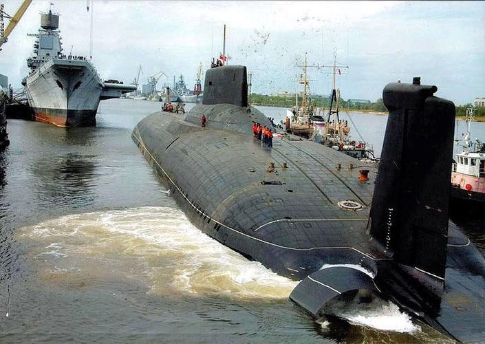 Tàu ngầm Typhoon dài 175 mét, lượng giãn nước khi lặn 24.000 tấn; chiếc tàu ngầm khổng lồ này lớn hơn gấp ba lần so với tàu ngầm tấn công lớp Los Angeles của Mỹ và nặng hơn gần 10 nghìn tấn so với đối thủ của chúng, là tàu ngầm mang tên lửa đạn đạo lớp Ohio của Mỹ.