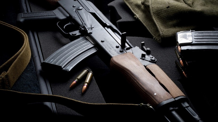 Ngoài việc trang bị cho Hồng quân và các nước thuộc Khối Hiệp ước Warsaw, AK-47 còn được viện trợ cho các quốc gia khác, nhất là các phong trào giải phóng dân tộc trên toàn thế giới. Hiện nay, AK-47 vẫn là loại vũ khí được dùng phổ biến nhất trên toàn thế giới.