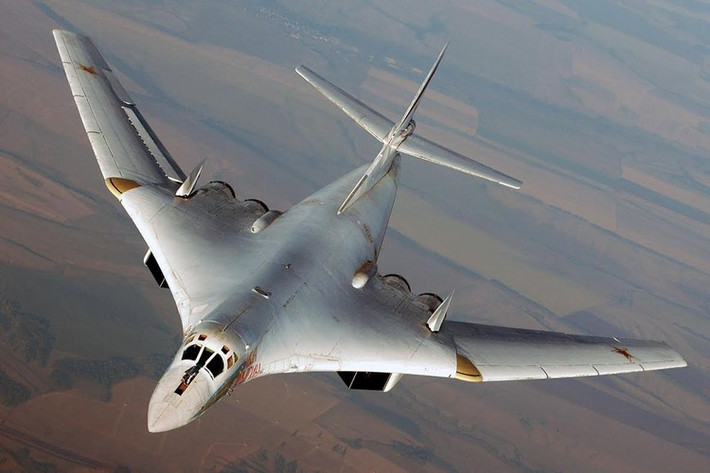 Tu-160 có thể mang theo 22 tấn vũ khí trong hai khoang chứa vũ khí bên trong và các mấu treo bên ngoài, bao gồm tên lửa hành trình hạt nhân Kh-55/AS-15 Kent, tương tự như tên lửa hành trình phóng từ trên không của Mỹ, AS-15 là một tên lửa hành trình cận âm, mang đầu đạn hạt nhân có sức công phá 200 kiloton; một chiếc Tu-160 có thể mang 12 tên lửa AS-15.