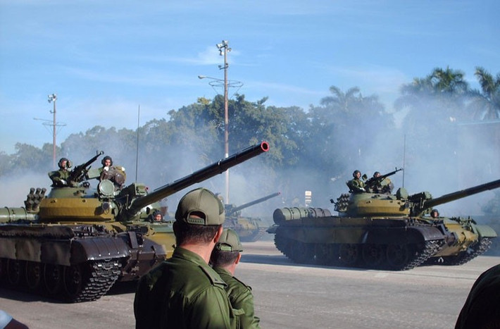 Về các loại xe tăng, loại xe chủ lực hiện đại nhất mà Cuba hiện đang có là loại T-62 do Liên Xô sản xuất với phiên bản T-62M. Tuy nhiên, đông nhất trong biên chế của Cuba vẫn là xe tăng T-54/55 với quân số lên tới 800 chiếc. Nguồn ảnh: Militaria.
