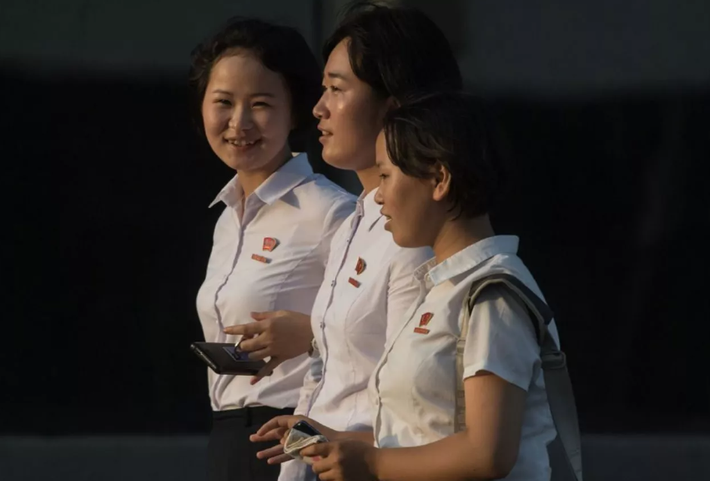 Các nữ sinh viên đại học đi bộ trên đường phố ở Bình Nhưỡng.