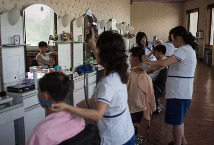 Bên trong một tiệm cắt tóc khá đông khách.