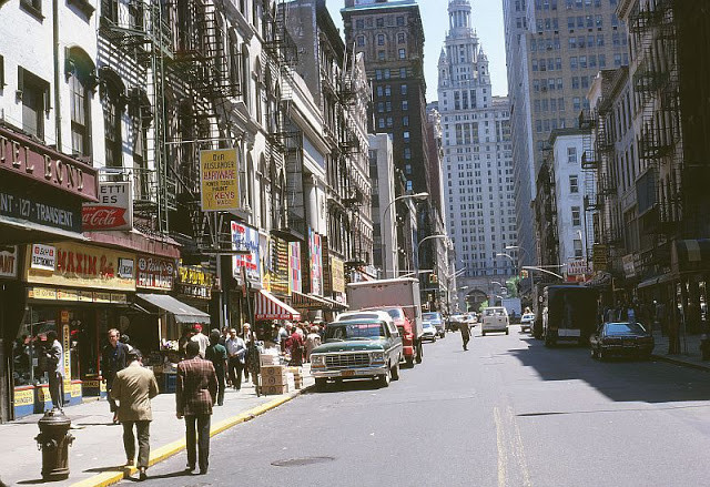 Những tòa nhà cao tầng san sát nhau hai bên đường phố ở thành phố New York (Mỹ) cách đây hàng chục năm về trước.