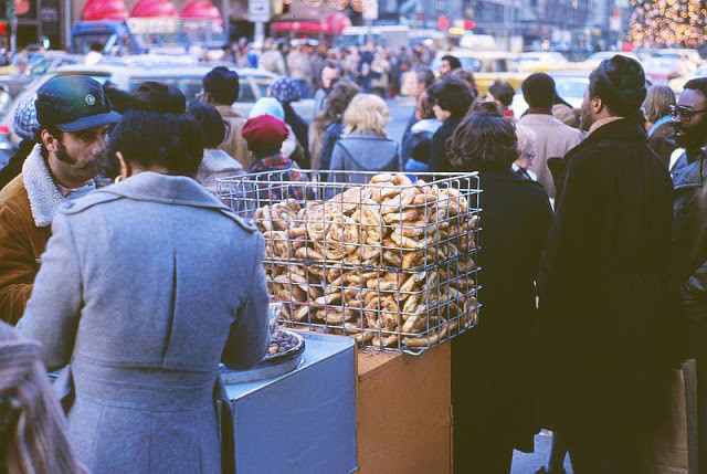 Cảnh đông đúc, nhộn nhịp ở thành phố New York hồi cuối thập niên 1970.