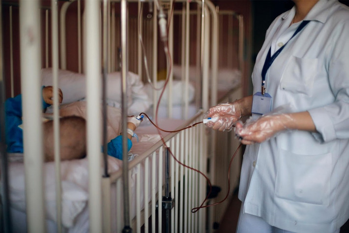 “Hầu hết các loại thuốc điều trị ung thư được nhập khẩu. Công ty Pharmex từng nhập khẩu nhiều loại thuốc cần thiết cho các bệnh viện của nhà nước. Tuy nhiên, điều này giờ không thể thực hiện, chủ yếu là do các lệnh trừng phạt kinh tế”, Giám đốc Bệnh viện nhi Damascus, Maher Haddad, nói.