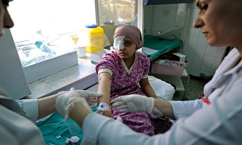 Tuy nhiên, Liên minh Châu Âu (EU) phủ nhận cáo buộc trên. “Những biện pháp đó không nhắm vào dân thường. Các lệnh trừng phạt của EU không nhắm vào lĩnh vực then chốt của nền kinh tế Syria như thực phẩm và dược phẩm”, người phát ngôn của EU khẳng định.