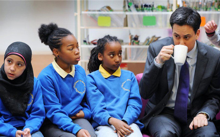 Ông Ed Miliband đường đường là lãnh đạo Công đảng Anh khi đó nhưng trong bức ảnh này vị chính trị gia trông khép nép dưới ánh mắt dò xét của 2 nữ sinh.