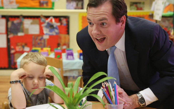 Cựu Ngoại trưởng Anh George Osborne trông hồn nhiên như một đứa trẻ trong khi cậu bé cạnh ông ngán ngẩm như một ông già.