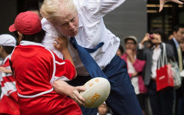 Ông Boris Johnson, lúc ấy là Thị trưởng London, mà vẫn bị một cầu thủ nhí hạ đo ván.