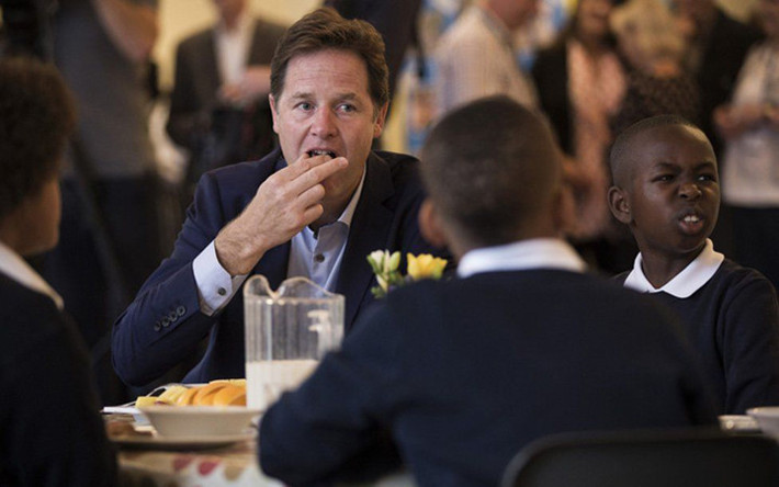 Nghị sỹ đảng Dân chủ Tự do của Anh Nick Clegg bỗng biễn thành "cậu bé bị cô lập" trong bữa ăn trưa ở trường.