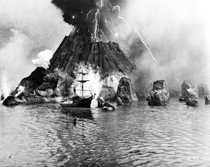 Năm 1883, núi lửa Krakatoa phun trào đã gây ra trận sóng thần kinh hoàng, khiến khoảng 40 nghìn người thiệt mạng.