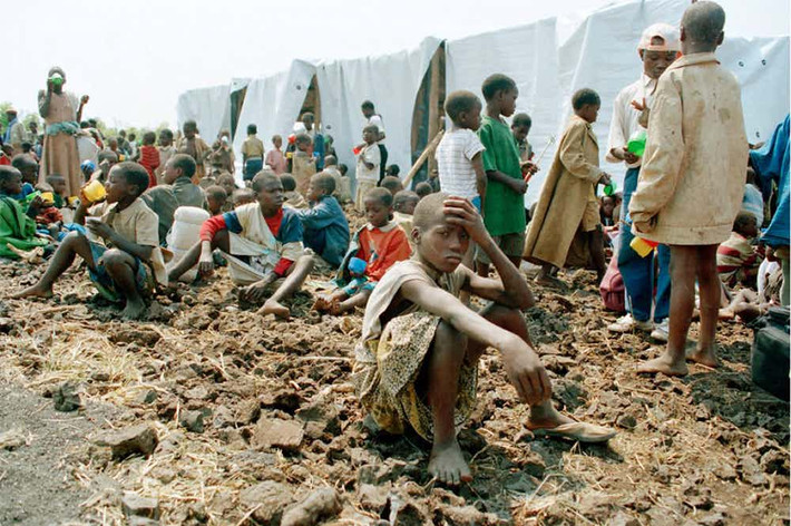Năm 1994, chiếc máy bay chở Tổng thống Rwanda bị bắn hạ và quốc gia này rơi vào tình trạng bất ổn với các cuộc xung đột giữa người Hutu và Tutsi. Sau khi nắm chính quyền, nhóm người cực đoan Hutu đã tiến hành vụ diệt chủng nhằm vào người Tutsi khắp Rwanda. Bức ảnh chụp những đứa trẻ mồ côi sống trong một khu trại tị nạn.