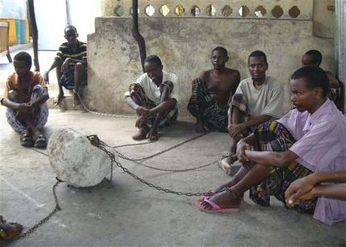 Tình trạng bất ổn trong nước ở Somalia bắt đầu vào những năm 1980. Các cuộc giao tranh ác liệt giữa nhiều phe phái trong hàng chục năm đã ảnh hưởng nghiêm trọng đến cuộc sống của người dân nước này. Số người mắc bệnh tâm thần ngày càng tăng. Ảnh: Một nhóm bệnh nhân tâm thần bị xích ở Somalia.