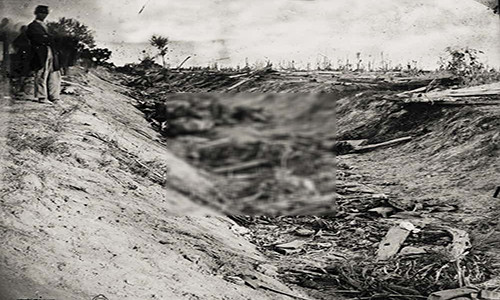 Trong cuộc nội chiến Mỹ, trận Antietam, xảy ra vào tháng 9/1862, được cho là trận chiến đẫm máu nhất trong lịch sử nước Mỹ. Trong ảnh: “Sunken Road” còn được biết đến với biệt danh “Bloody Lane” (Tạm dịch: Con đường máu) vì số người thiệt mạng nằm la liệt ở khu vực này.