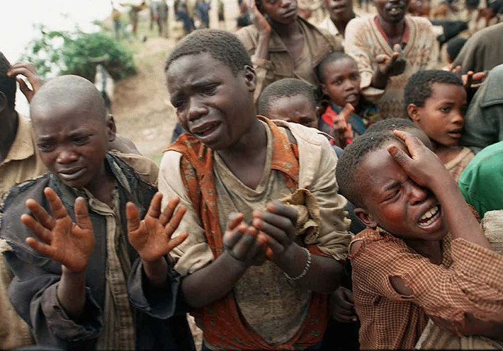 Trong khoảng thời gian từ tháng 4-7/1994, cuộc diệt chủng kinh hoàng nhằm vào người Tutsi xảy ra trên toàn đất nước Rwanda. Người dân bị sát hại trong nhà, nơi làm việc hay giữa đường phố,... Khoảng 500 đến 1 triệu người đã bị giết hại chỉ trong vòng 100 ngày.
